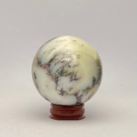 Billede af Opal hvid m. Dendritter kugle - 5,7 cm