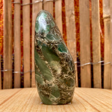 Indlæs billede til gallerivisning Smaragd i Mica freeform  - 291 gram
