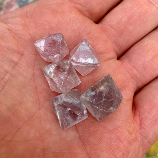Fluorit oktaeder - små lilla