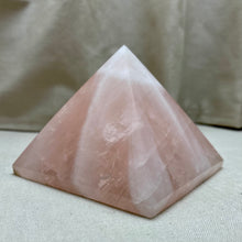 Indlæs billede til gallerivisning Pyramide Rosakvarts - 8 x 6 cm
