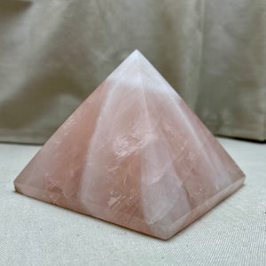 Pyramide Rosakvarts - 8 x 6 cm