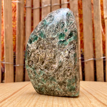 Indlæs billede til gallerivisning Smaragd i Mica freeform  - 300 gram

