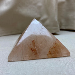 Hæmatoidkvarts pyramide 7 x 4 cm