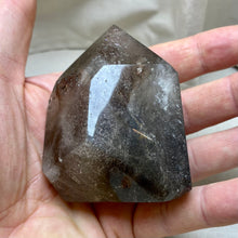 Indlæs billede til gallerivisning Røgkvarts poleret tårn - 8 cm
