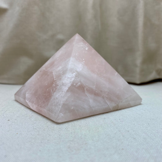 Billede af Pyramide Rosakvarts - 8 x 6 cm