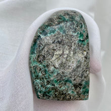 Indlæs billede til gallerivisning Smaragd i Mica freeform  - 300 gram
