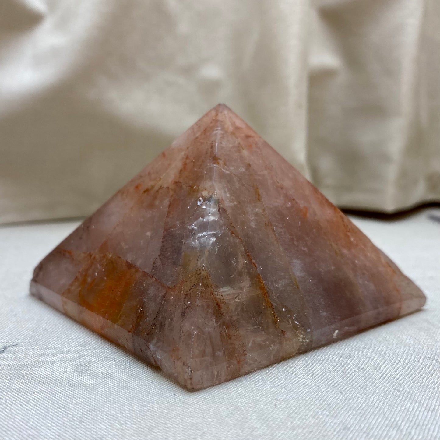 Hæmatoidkvarts pyramide 7,5 x 5 cm