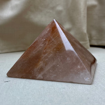 Hæmatoidkvarts pyramide 7,5 x 5 cm