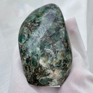 Smaragd i Mica freeform  - 291 gram
