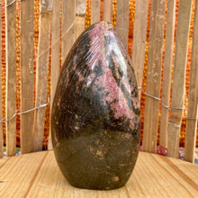 Indlæs billede til gallerivisning Rhodonite freeform - 13 cm
